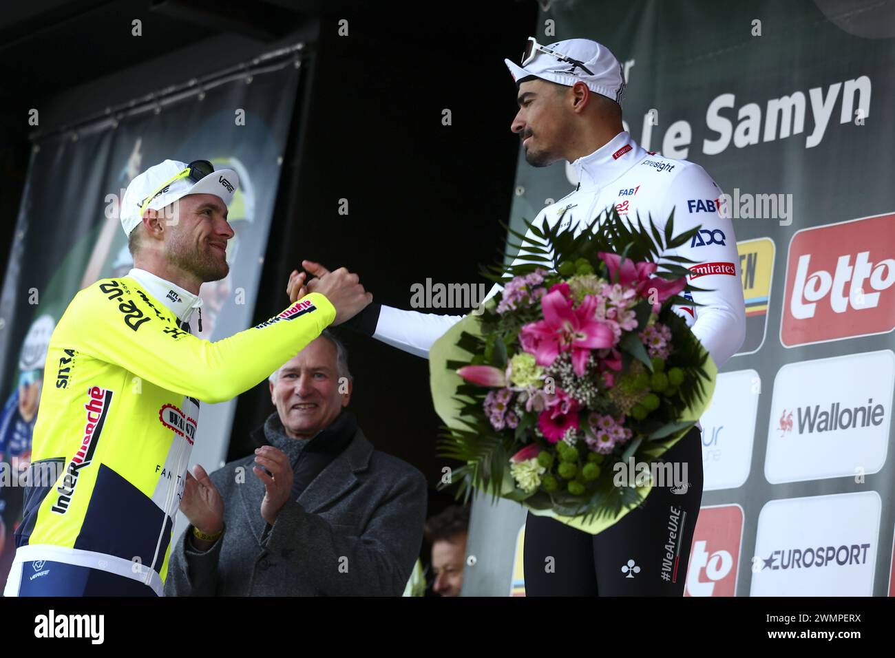 Dour, Belgien. Februar 2024. Der belgische Laurenz Rex von Intermarche-Wanty und der Portugiese Antonio Morgado vom Team Emirates der Vereinigten Arabischen Emirate auf dem Podium nach dem eintägigen Radrennen „Grand Prix du Samyn“, 202 km von Quaregnon nach Dour am Dienstag, den 27. Februar 2024, dem ersten (von 10) Rennen des Lotto Cycling Cup. BELGA FOTO LAURIE DIEFFEMBACQ Credit: Belga News Agency/Alamy Live News Stockfoto