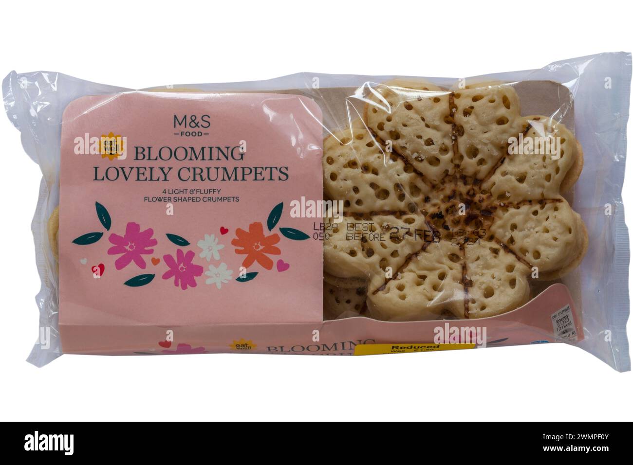 Packung Blooming Lovely Crumpets Light flauschige blumenförmige Crumpets von M&S isoliert auf weißem Hintergrund Stockfoto