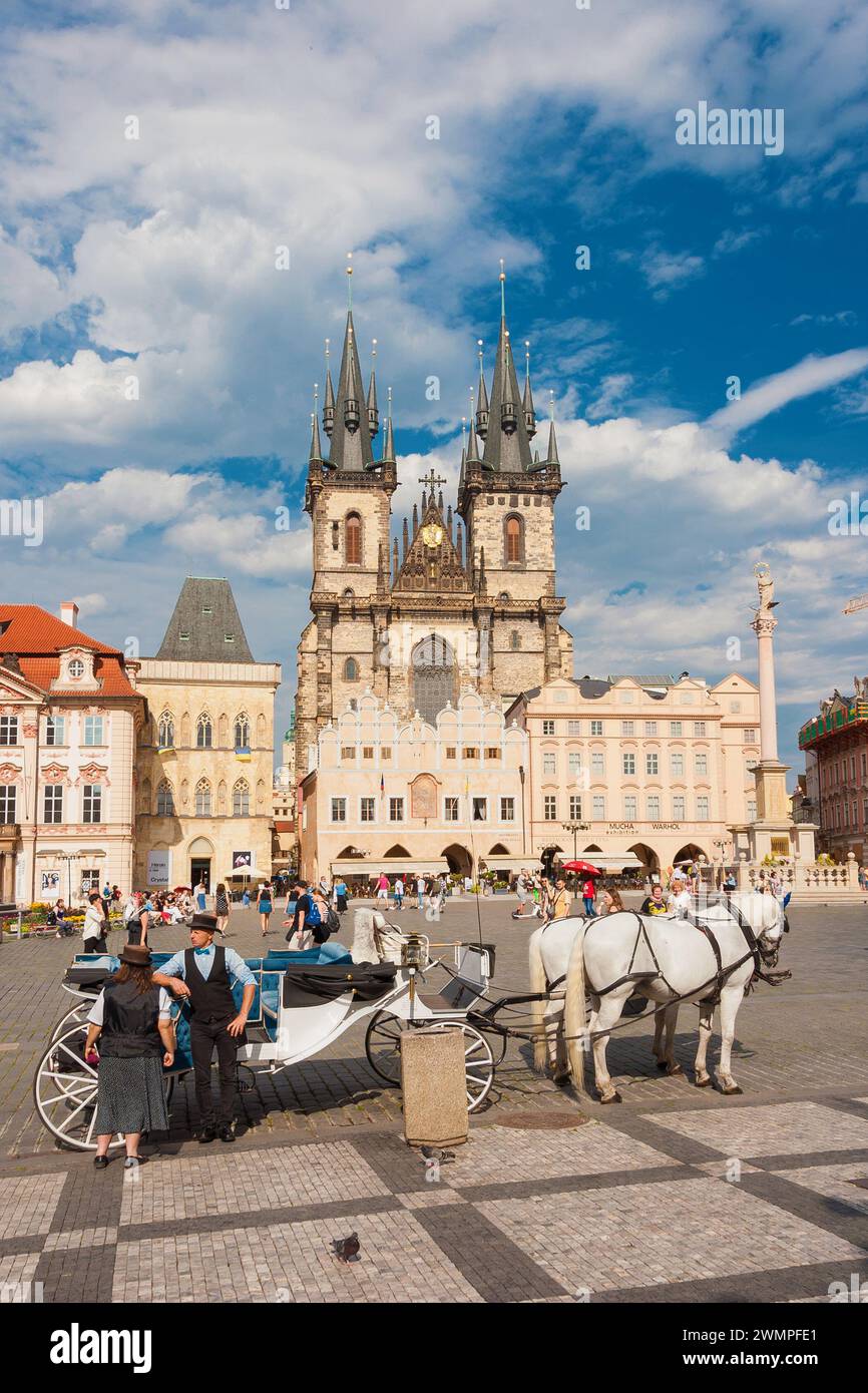 Tourismus in Prag. Fahrt mit der Pferdekutsche auf dem Altstadtplatz mit dem Wahrzeichen Stockfoto