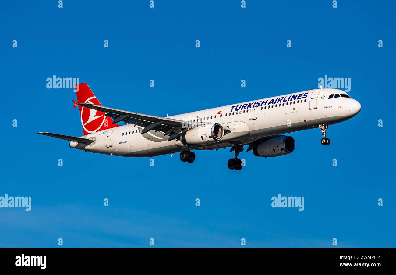 THY Turkish Airlines ein Airbus A321-231 von THY Turkish Airlines befindet sich im Landeanflug auf den Flughafen Zürich. Gestartet ist das Flugzeug in Istanbul. Registrierung TC-JRZ. Zürich, Schweiz, 14.01.2024 *** IHRE Turkish Airlines ein Airbus A321 231 IHRER Turkish Airlines nähert sich dem Flughafen Zürich das Flugzeug startete von Istanbul Registration TC JRZ Zürich, Schweiz, 14 01 2024 Stockfoto