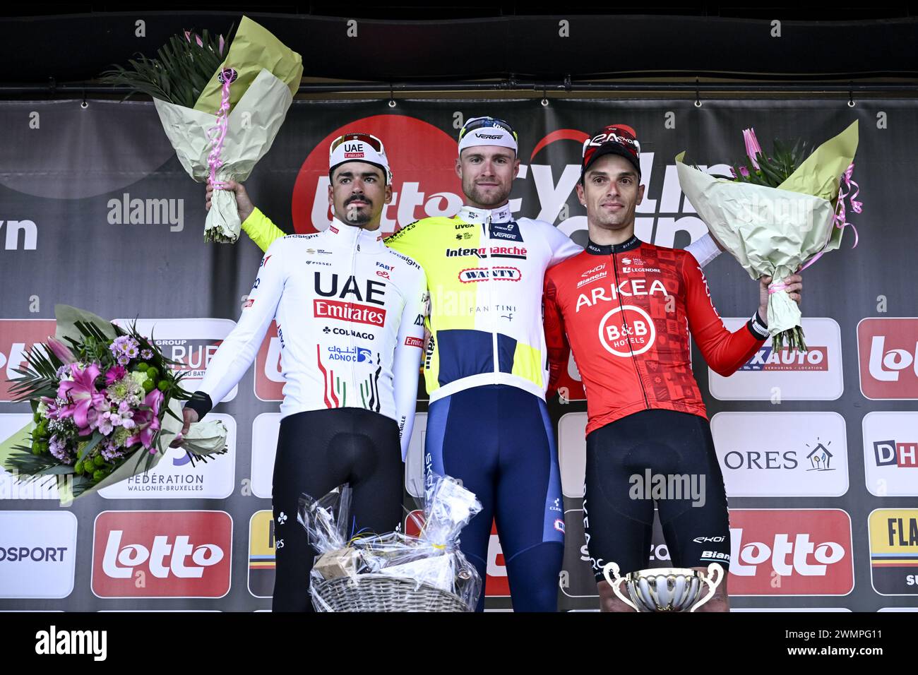 Dour, Belgien. Februar 2024. Der Portugiese Antonio Morgado vom Team Emirates der Vereinigten Arabischen Emirate, der Belgier Laurenz Rex von Intermarche-Wanty und Jenthe Biermans von Arkea B&B Hotels auf dem Podium nach dem eintägigen Radrennen „Grand Prix du Samyn“, 202 km von Quaregnon nach Dour am Dienstag, den 27. Februar 2024, der erste (von 10) Rennen des Lotto Cycling Cups. BELGA FOTO LAURIE DIEFFEMBACQ Credit: Belga News Agency/Alamy Live News Stockfoto