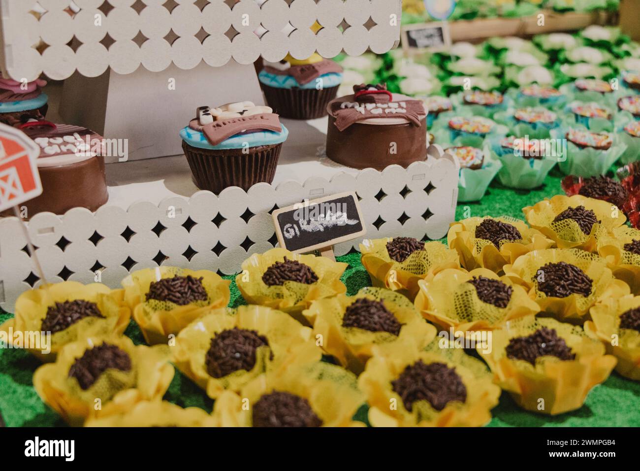 Brasilianische Süßigkeiten auf einer Kinderparty Stockfoto