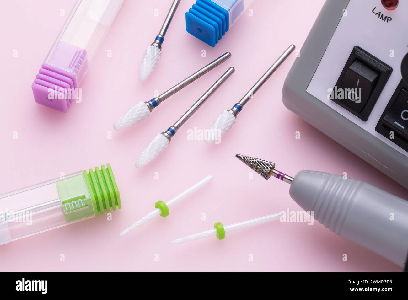 Verschiedene Keramikschneider für Hardware-Maniküre und Pediküre auf farbigem Hintergrund Stockfoto