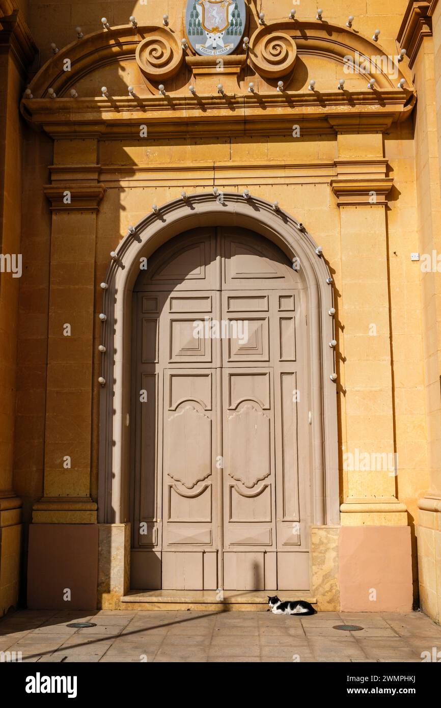 Eine Katze, die in der Tür der Kirche unserer Lieben Frau von Pompeji, Marsaxlokk, Malta, schläft Stockfoto