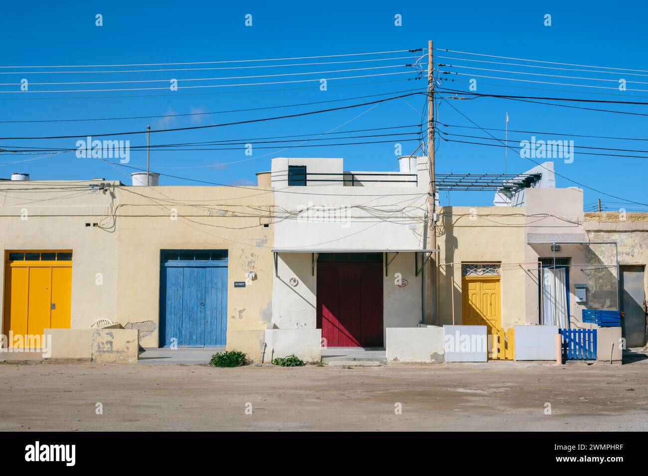 Cottages mit bunt bemalten Türen, Marsaskala, Malta Stockfoto