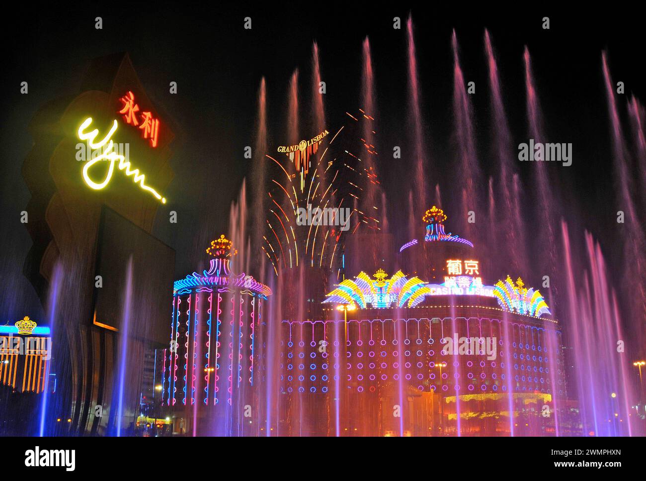 Brunnen und Casinos nach Nacht Macau China Stockfoto