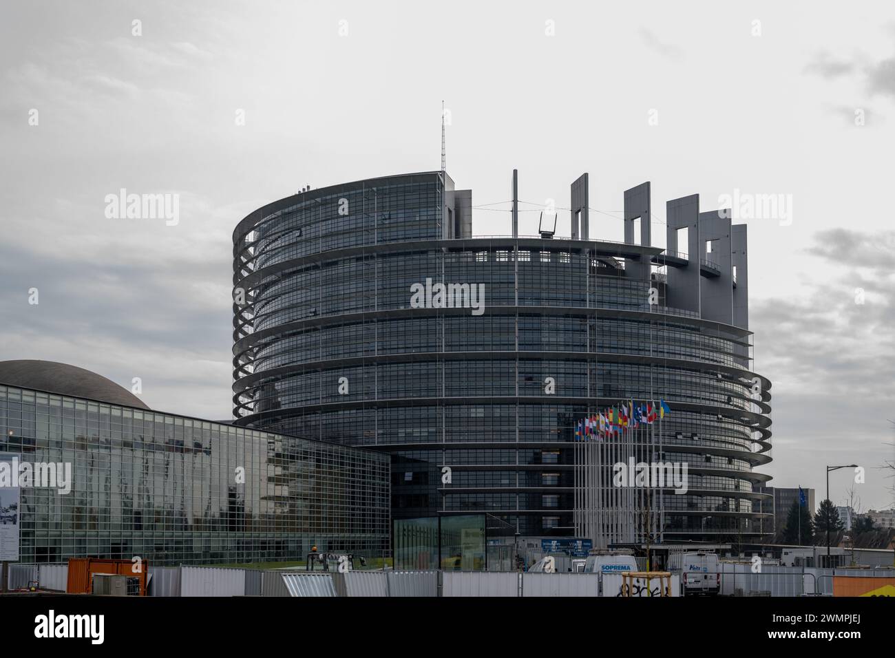 , Politik, Frankreich, Straßburg, Grand Est, 27.02.2024, EU-Parlamentsgebäude in Straßburg, Flaggen im Vordergrund Stockfoto