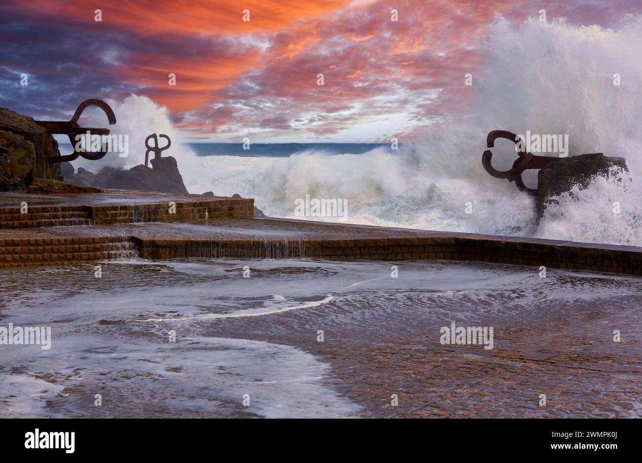 Sturm mit Wellen von 7 Metern an der baskischen Küste, Orange Alarm an der kantabrischen Küste, Peine del Viento, Skulptur von Eduardo Chillida Donostia, San Stockfoto