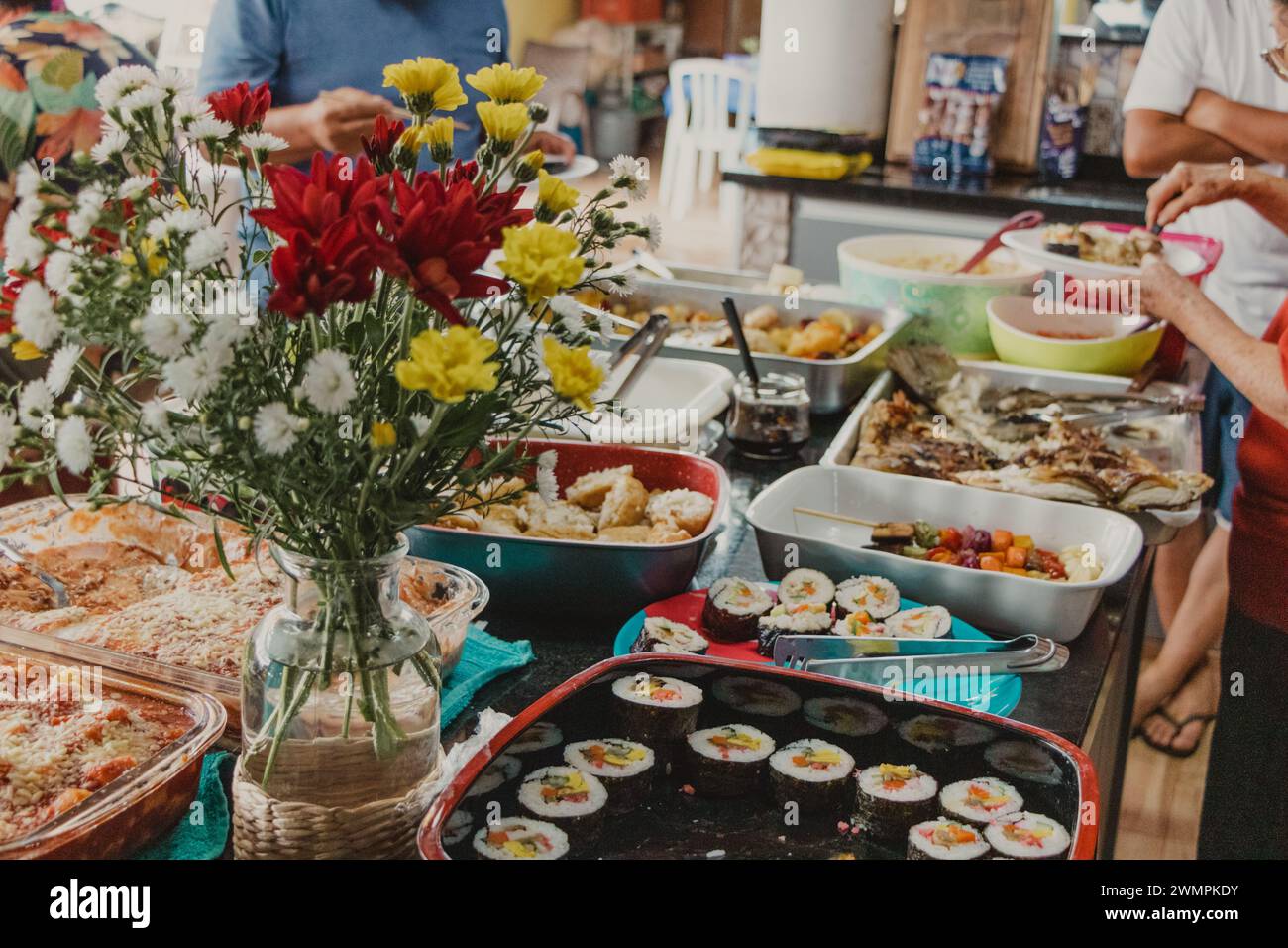 Tisch voll mit Essen für eine Party Stockfoto