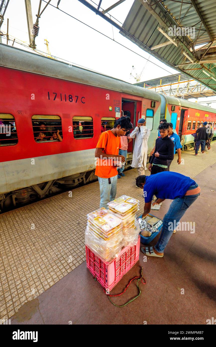 Lebensmittelverkäufer laden Mahlzeiten auf einen Zug der indischen Eisenbahn Stockfoto