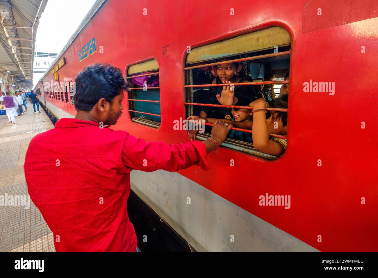 Passagiere verabschieden sich in einem Zug der indischen Eisenbahn Stockfoto