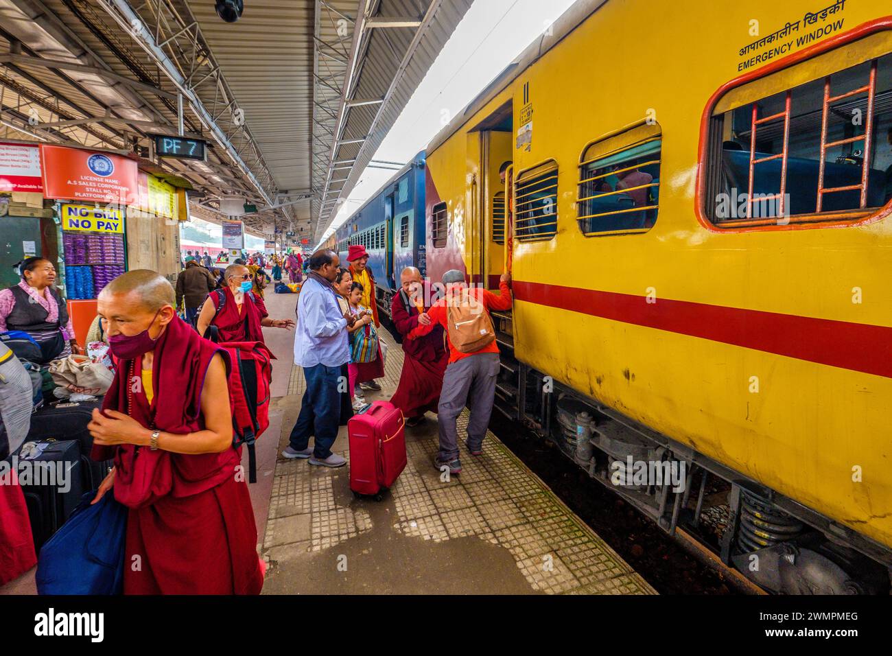 Passagiere, die von einem Zug der indischen Eisenbahn ein- und aussteigen Stockfoto