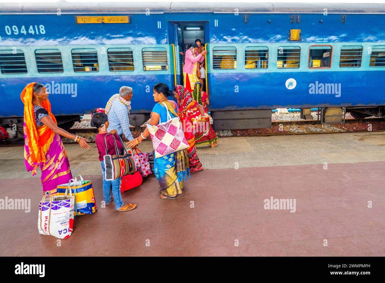 Passagiere, die von einem Zug der indischen Eisenbahn ein- und aussteigen Stockfoto