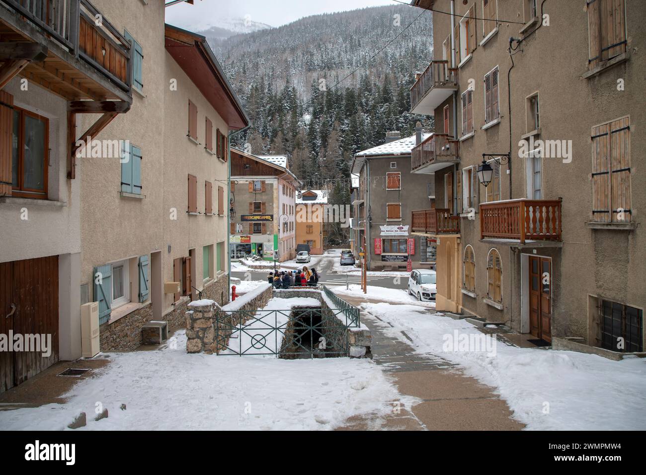 Eine Straße von Lanslebourg, einer kleinen, malerischen Stadt in den französischen Alpen Stockfoto