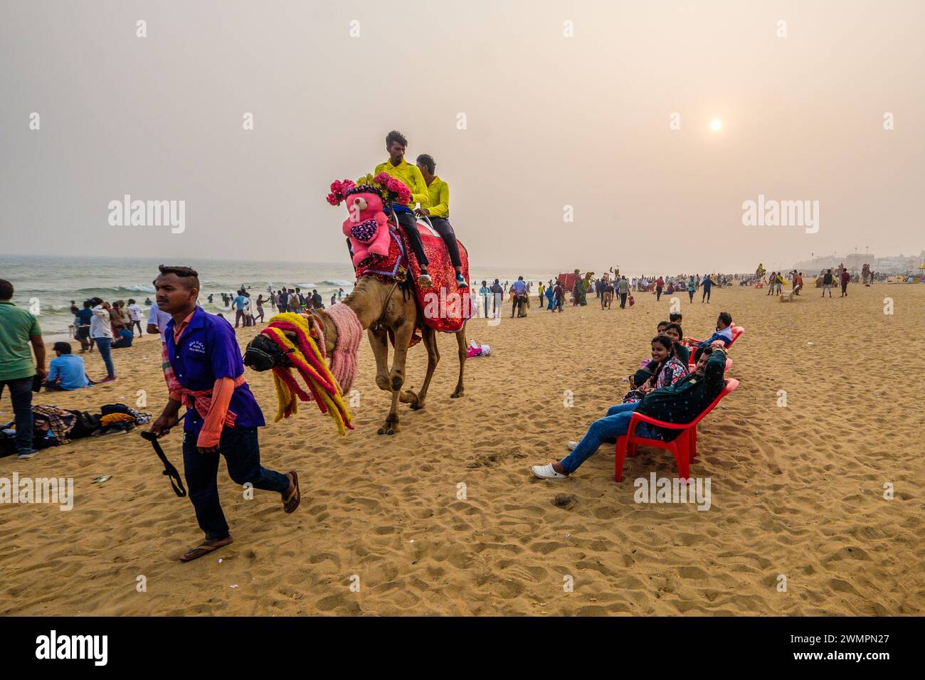Am belebten Strand in Puri, Odisha / Orissa, Indien Stockfoto