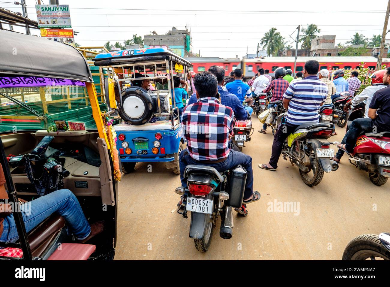Viel Verkehr an einem Bahnübergang in Puri, Indien Stockfoto