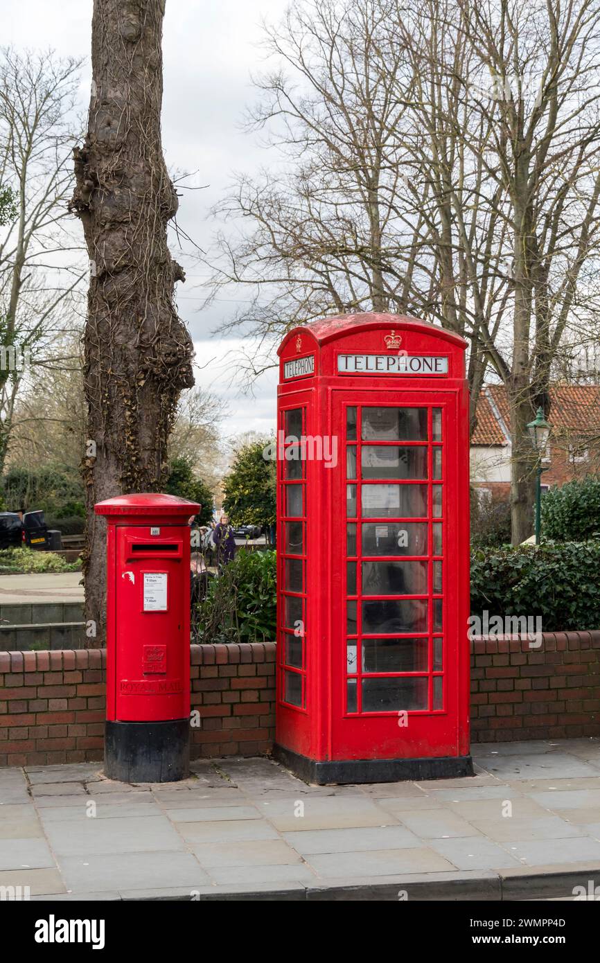 Red British Telecoms Public Phone Box und Red Royal Mail Box Side by Side, Bailgate, Lincoln City, Lincolnshire, England, UK Stockfoto