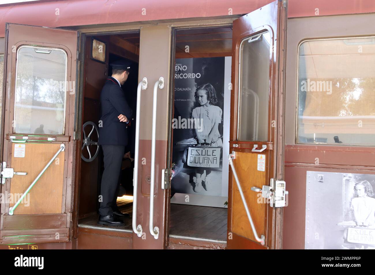 Foto Donato Fasano/LaPresse 27 Febbraio 2024 Taranto, Italia - News - Il Treno del Ricordo, Stazione di Taranto &#x2013; Binario 1, Adolfo Urso Ministro delle Imprese e del Made in Italy, Presidente della regione Puglia Michele Emiliano, Grazia Di Bari Consigliera alla Cultura delegata Presidente regione Puglia, Paglia; Prefetto di Taranto, Rinaldo Melucci, Sindaco di Taranto.Nella Foto Il Treno del Ricordo, Stazione di Taranto Foto Donato Fasano/LaPresse 27. Februar 2024 Taranto, Italia - News - Il Treno del Ricordo, Stazione di Taranto &#x2013; Binario 1, Adolfo Urso Ministro Stockfoto