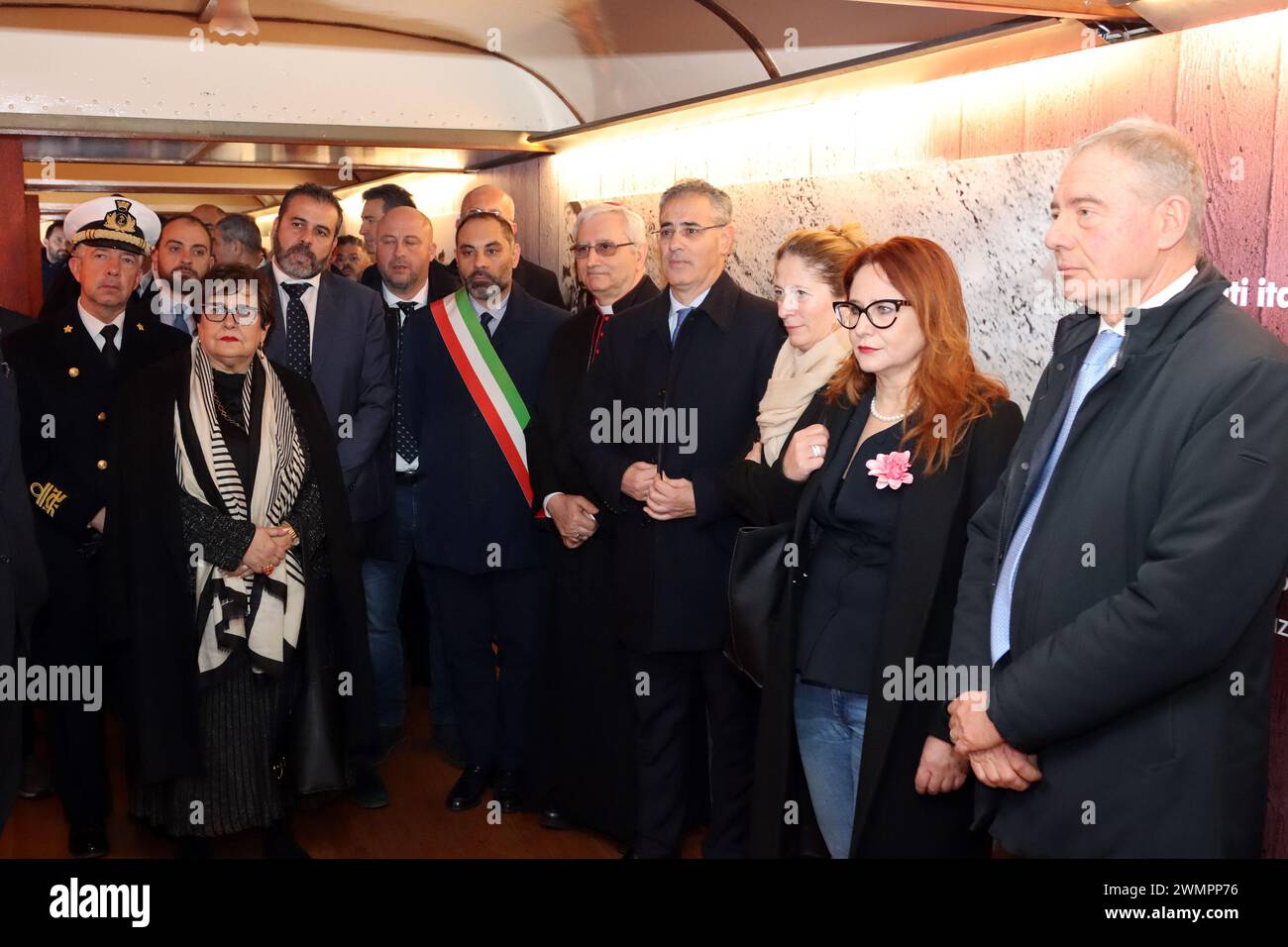 Foto Donato Fasano/LaPresse 27 Febbraio 2024 Taranto, Italia - News - Il Treno del Ricordo, Stazione di Taranto &#x2013; Binario 1, Adolfo Urso Ministro delle Imprese e del Made in Italy, Presidente della regione Puglia Michele Emiliano, Grazia Di Bari Consigliera alla Cultura delegata Presidente Regione Puglia, Paola Dess&#xec;, Prefetto di Taranto, Rinaldo Melucci, Sindaco di Taranto. Foto Donato Fasano/LaPresse 27 Febbraio 2024 Taranto, Italia - News - Il Treno del Ricordo, Stazione di Taranto &#x2013; Binario 1, Adolfo Urso Ministro delle Imprese e del Made in Italy, Presidente della Stockfoto