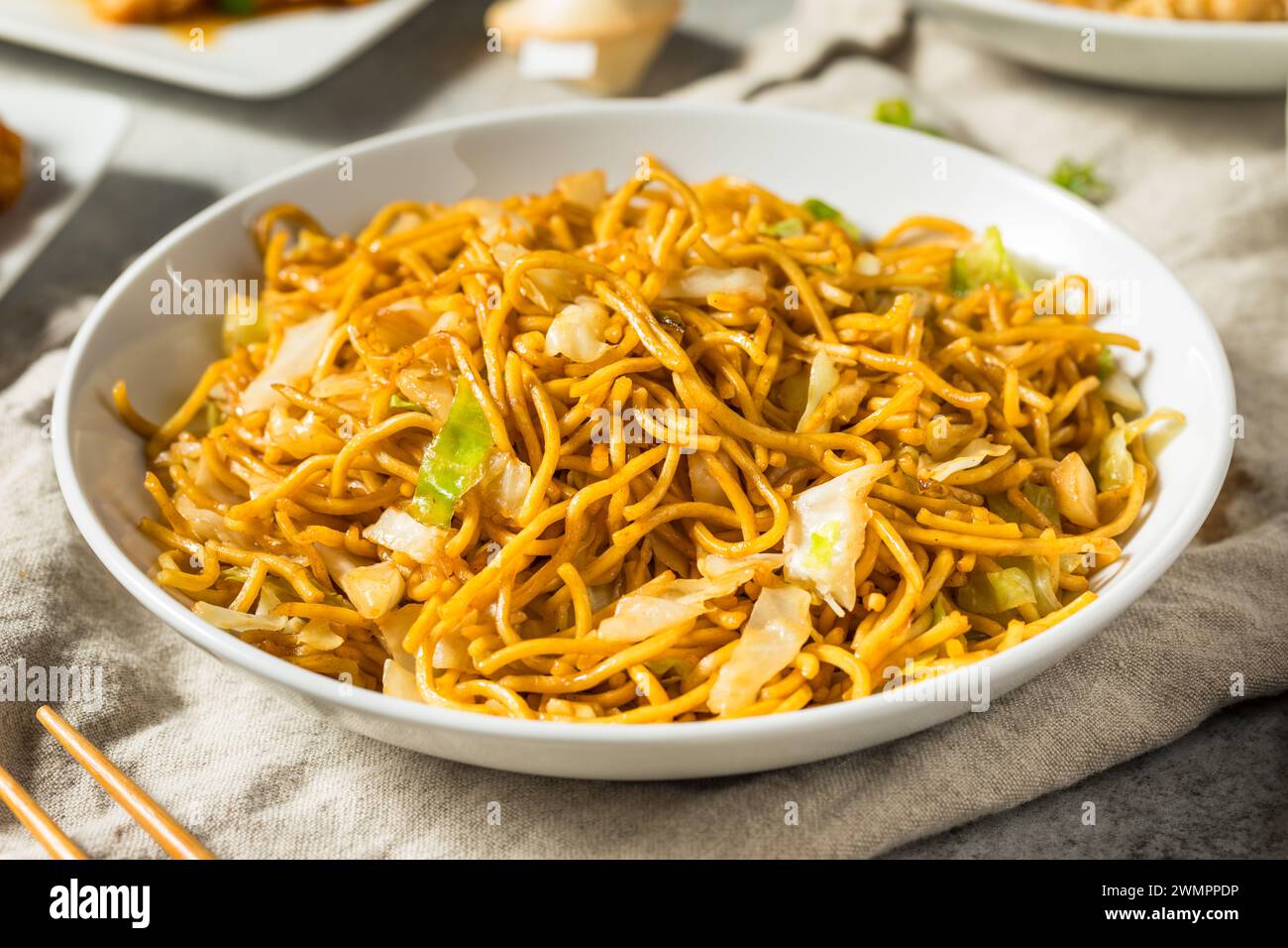 Chinesisches, gebratenes asiatisches Chow meine Nudeln mit Sojasauce Stockfoto