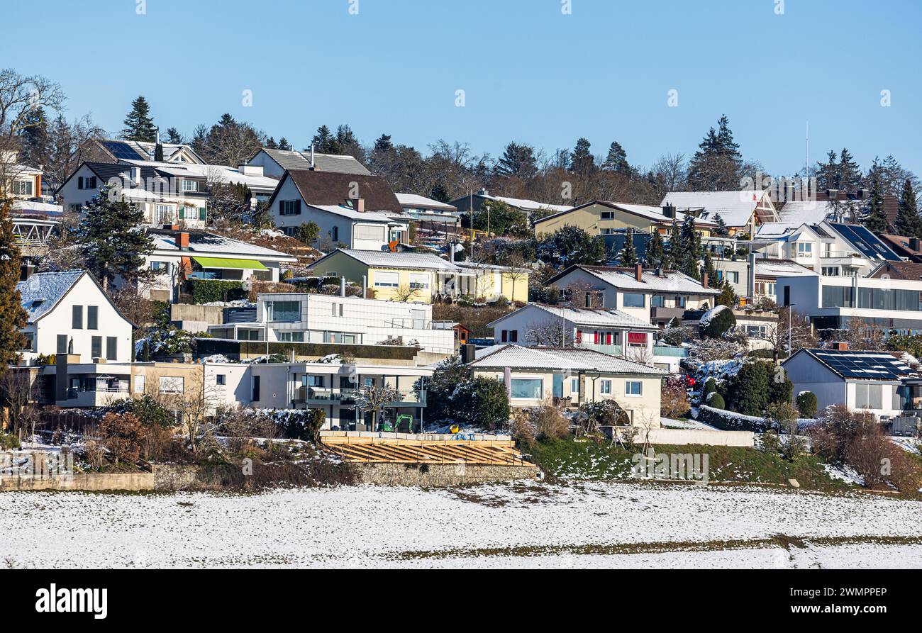 Die Häuser auf der Sonnenseite von Augwil, einem Ortsteil von Lufingen im Zürcher Unterland. (Kloten, Schweiz, 20.01.2024) Stockfoto