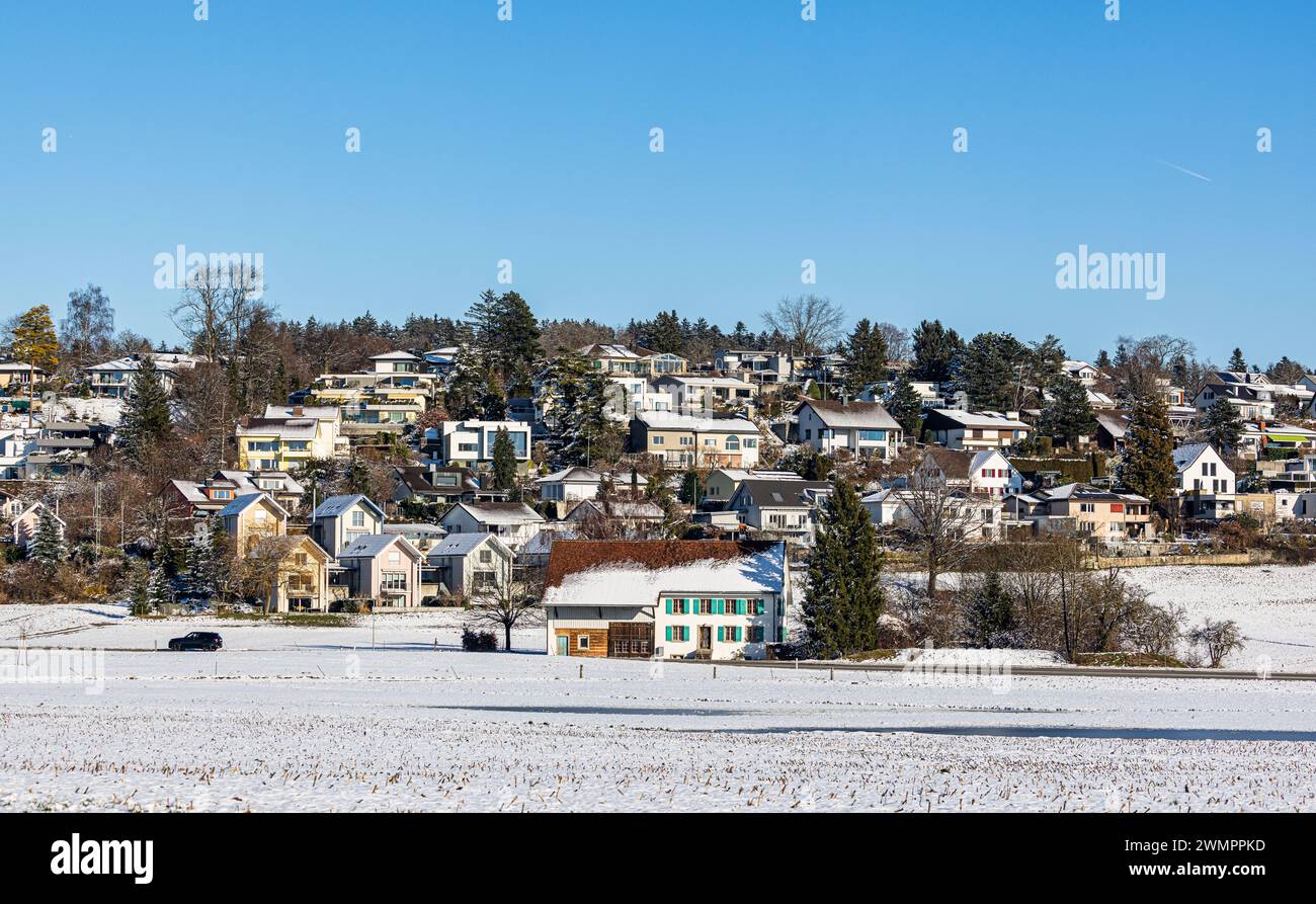 Die Häuser auf der Sonnenseite von Augwil, einem Ortsteil von Lufingen im Zürcher Unterland. (Kloten, Schweiz, 20.01.2024) Stockfoto