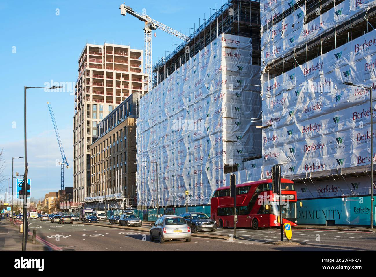 Neue Apartments werden an der Seven Sisters Road in Woodberry Down, London, Großbritannien, gebaut Stockfoto