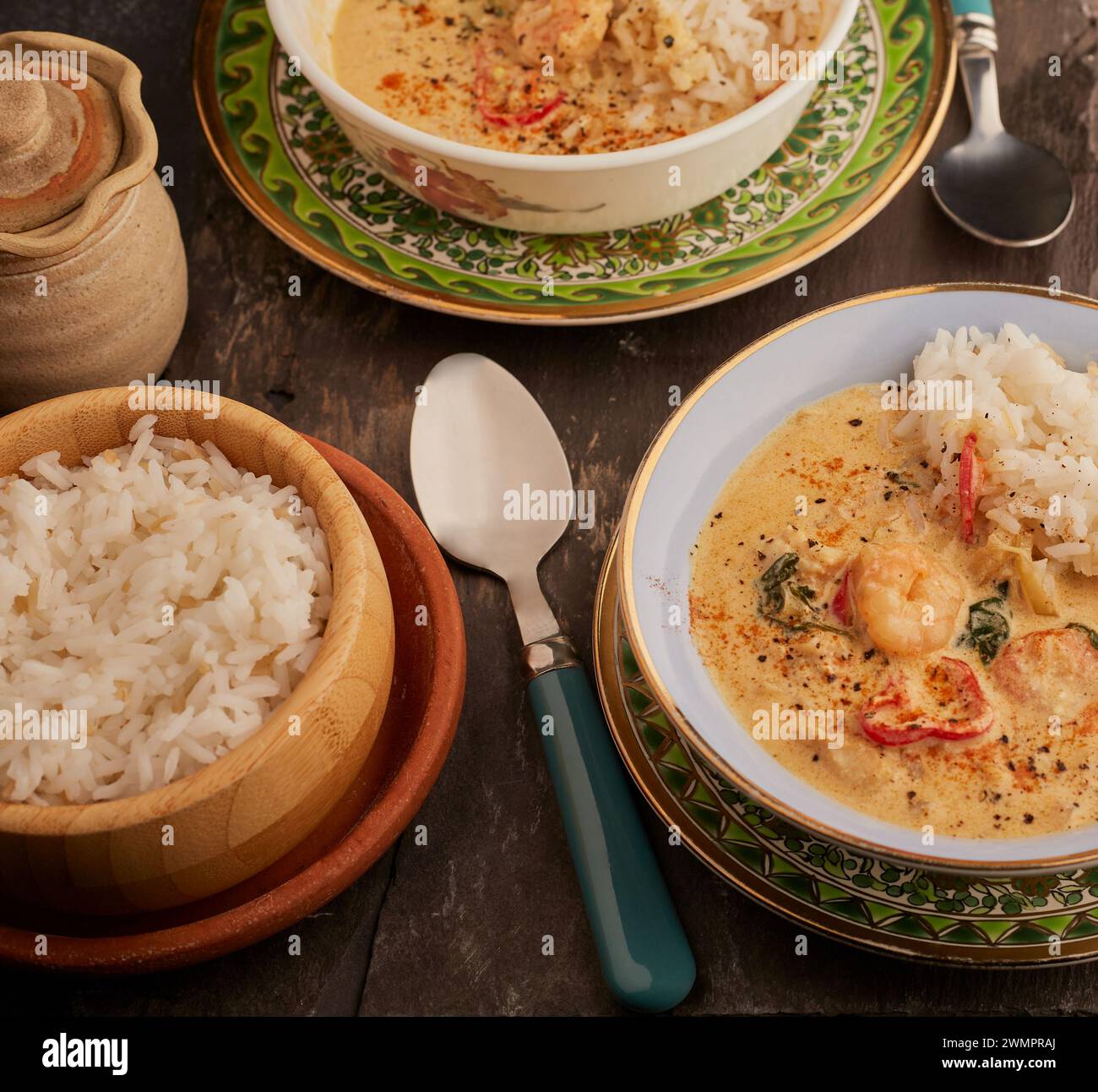 Scharfe thailändische Meeresfrüchtesuppe mit Reis. Stockfoto