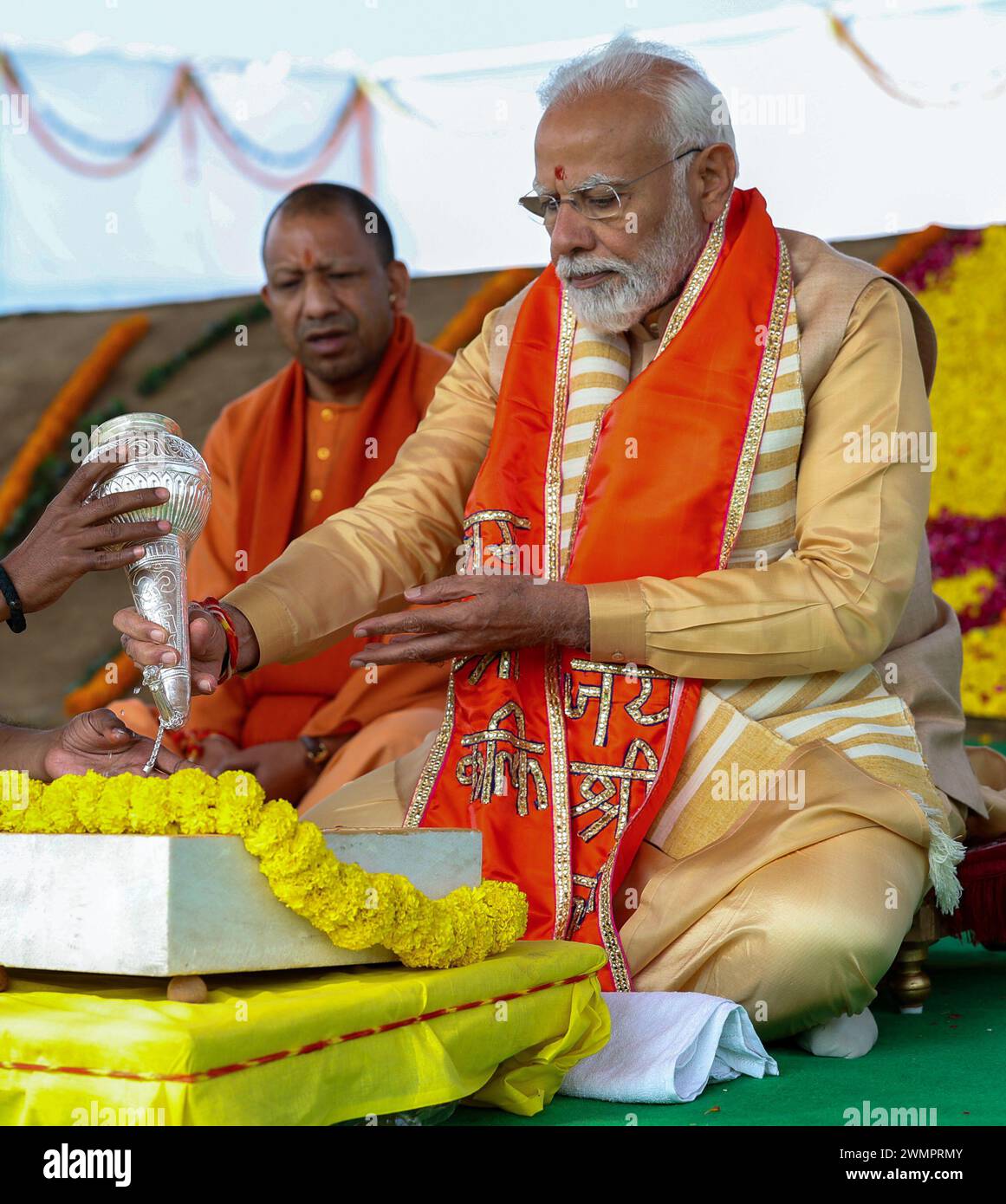 Bezirk Sambhal, Indien. Februar 2024. Bezirk Sambhal, 19. Februar (ANI): Premierminister Narendra Modi führt pooja während der Grundsteinlegung des Tempels Shri Kalki Dham im Bezirk Sambhal am Montag auf. Uttar Pradesh cm Yogi Adityanath ebenfalls anwesend. (ANI Foto über Hindustan Times/SIPA USA) Credit: SIPA US/Alamy Live News Stockfoto