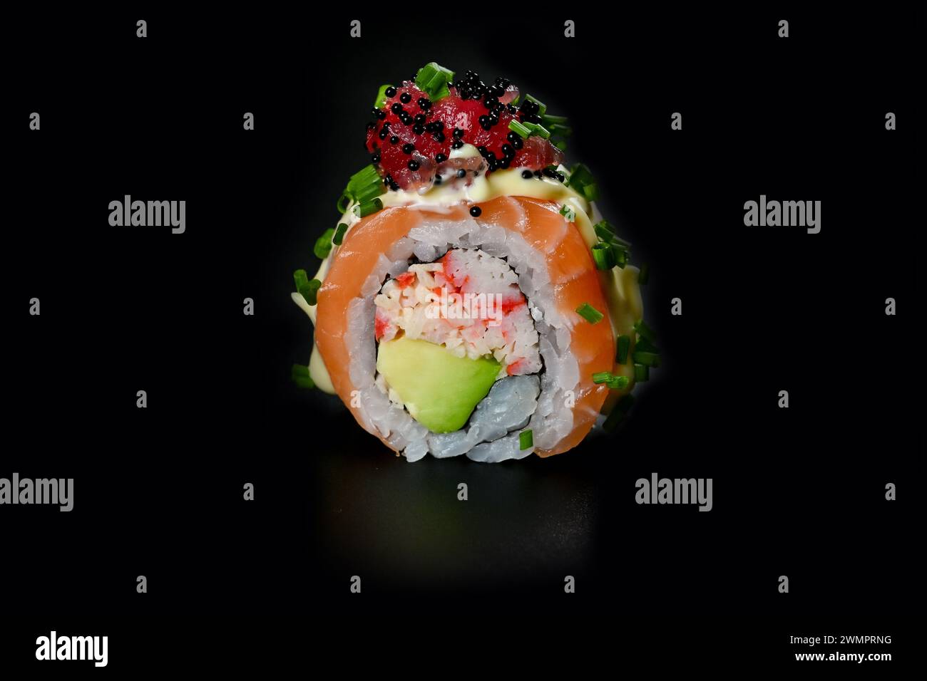 Ein Sushi auf schwarzem Hintergrund in Restaurant-Umgebung, ideal für Food-Fotografie Stockfoto
