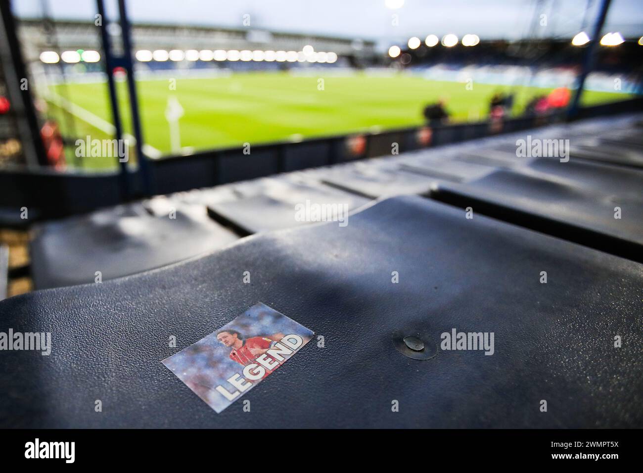 Luton, Großbritannien. Februar 2024. Ein Aufkleber auf den Sitzplätzen zeigt Tom Lockyer von Luton Town mit der Wortlegende vor dem Spiel der 5. Runde des Luton Town FC gegen Manchester City FC Emirates FA Cup in Kenilworth Road, Luton, England, Großbritannien am 27. Februar 2024 Credit: Every Second Media/Alamy Live News Stockfoto