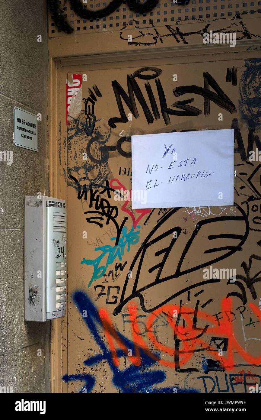 Barcelona, Spanien - 27. Februar 2024: Tür voller Graffiti und Papier mit Anti-Drogen-Text. Übersetzung: Der Narcopiso ist nicht mehr da. Auf einem Stockfoto
