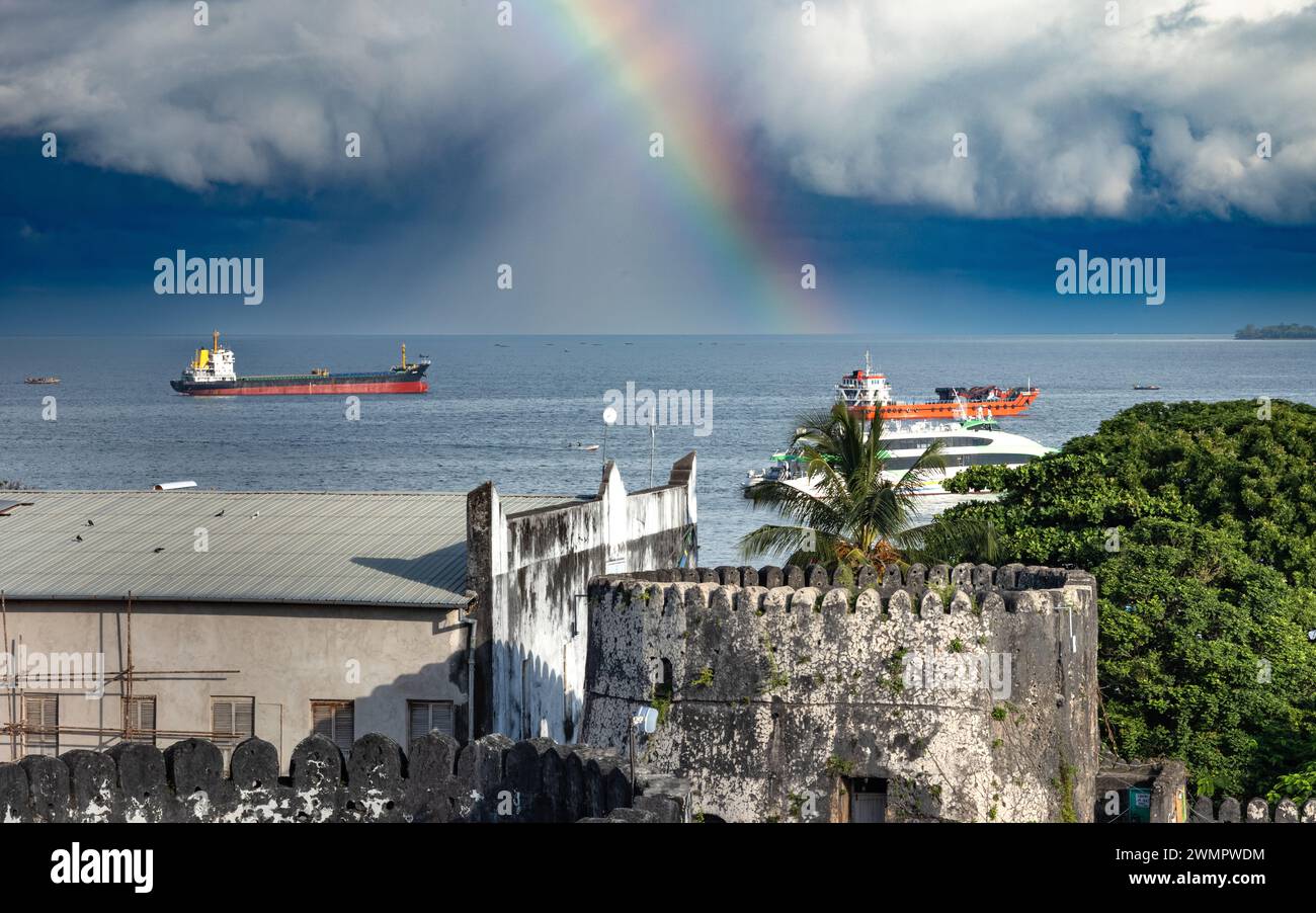 Ein Regenbogen über zwei Tankern ankerte vor dem Hafen in Stone Town, Sansibar, Tansania Stockfoto