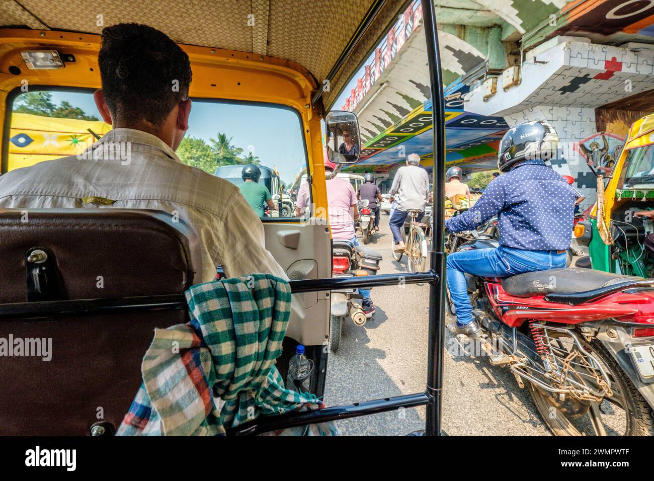 Blick auf den belebten Verkehr von einem Tuk Tuk in Puri, Indien Stockfoto