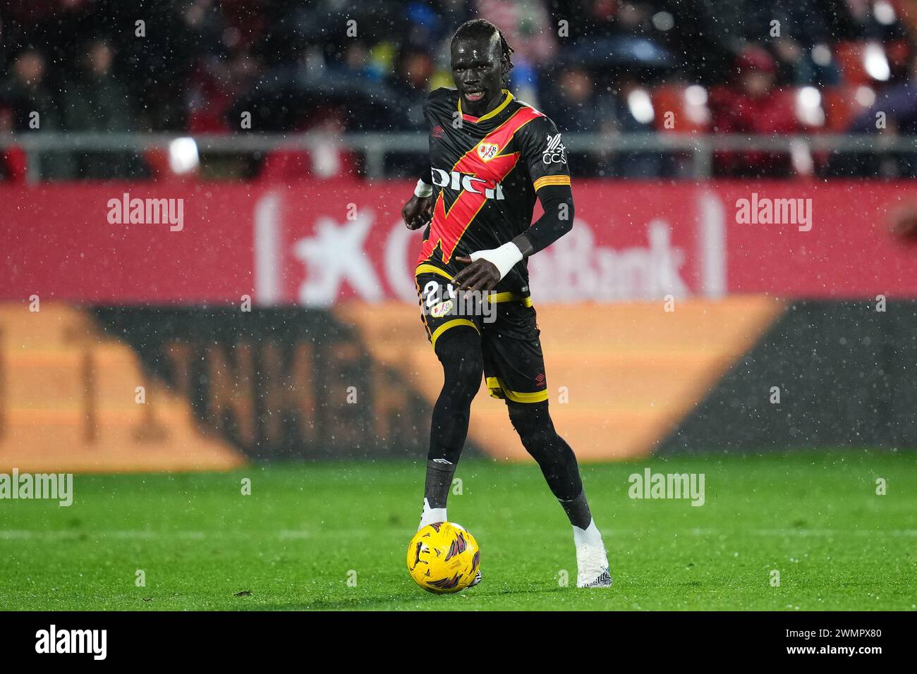 Girona, Spanien. Februar 2024. Pathe Ciss von Rayo Vallecano spielte am 26. Februar 2024 im Montilivi Stadion in Girona, Spanien, während des La Liga EA Sports Matches zwischen Girona FC und Rayo Vallecano. (Foto: Bagu Blanco/PRESSINPHOTO) Credit: PRESSINPHOTO SPORTS AGENCY/Alamy Live News Stockfoto