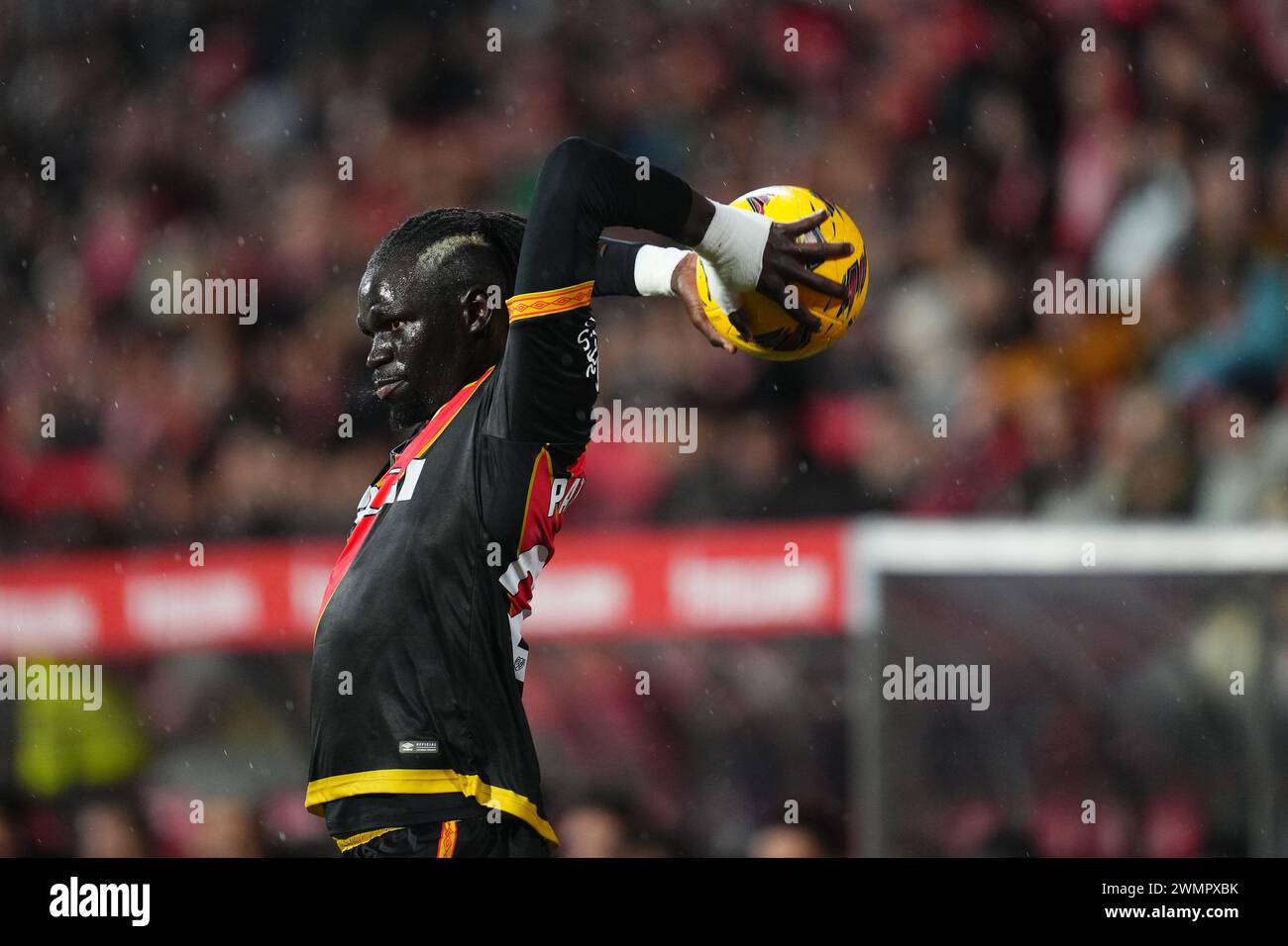 Girona, Spanien. Februar 2024. Pathe Ciss von Rayo Vallecano spielte am 26. Februar 2024 im Montilivi Stadion in Girona, Spanien, während des La Liga EA Sports Matches zwischen Girona FC und Rayo Vallecano. (Foto: Bagu Blanco/PRESSINPHOTO) Credit: PRESSINPHOTO SPORTS AGENCY/Alamy Live News Stockfoto