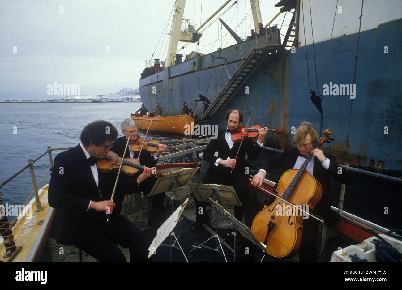 Das Edinburgh String Quartet spielt in Loch Broom für die osteuropäischen Fischfangboottrawler als Akt der Freundschaft. Loch Broom, Ullapool, Schottland, 1986 1980er Jahre, UK HOMER SYKES Stockfoto