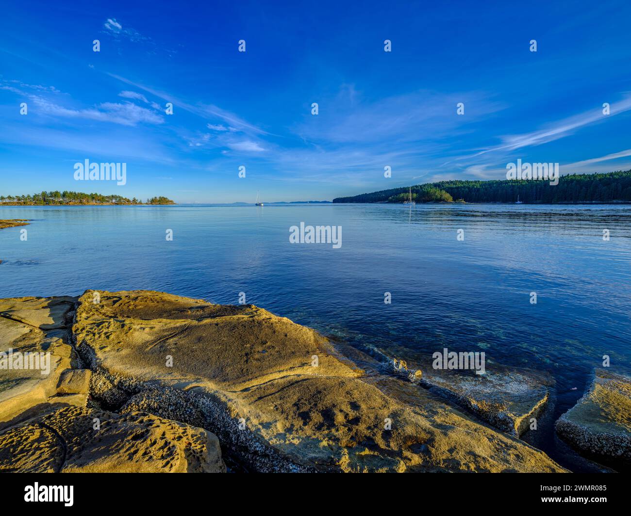 Segelboote in den ruhigen Gewässern der Gabriola Passage, zwischen Gabriola und Valdes Inseln im Salish Meer Stockfoto