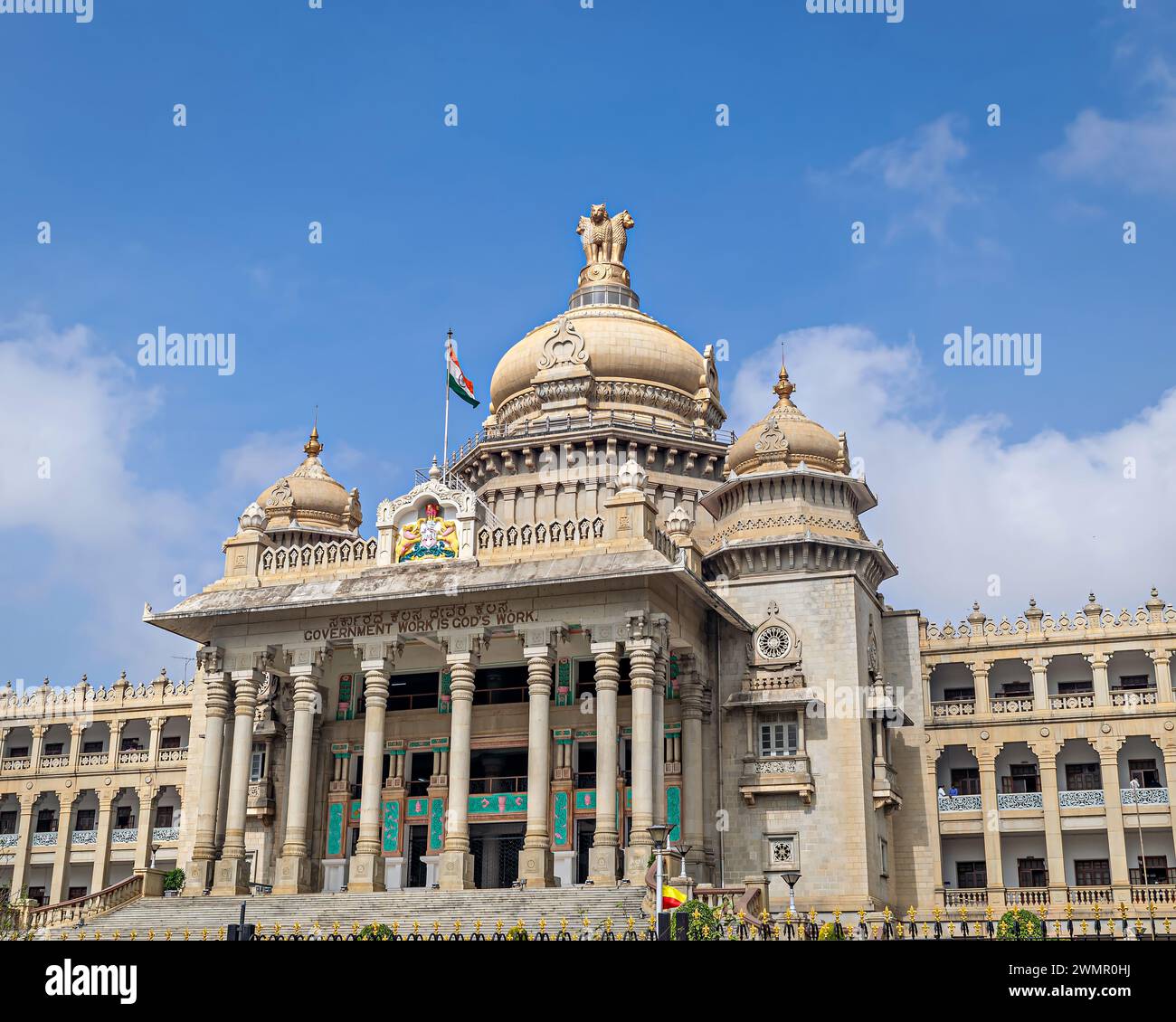 Nahaufnahme des Eingangs des größten Legislativgebäudes in Indien - Vidhan Soudha, Bangalore mit schönem blauem Himmel Hintergrund. Übersetzung von Textmännern Stockfoto