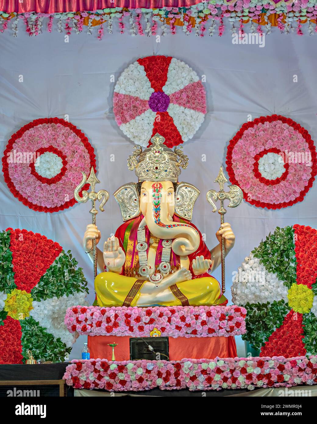 Nahaufnahme der Porträtansicht des dekorierten und garandierten Idols des Hindu-Gottes Ganesha in Pune, Maharashtra, Indien. Stockfoto