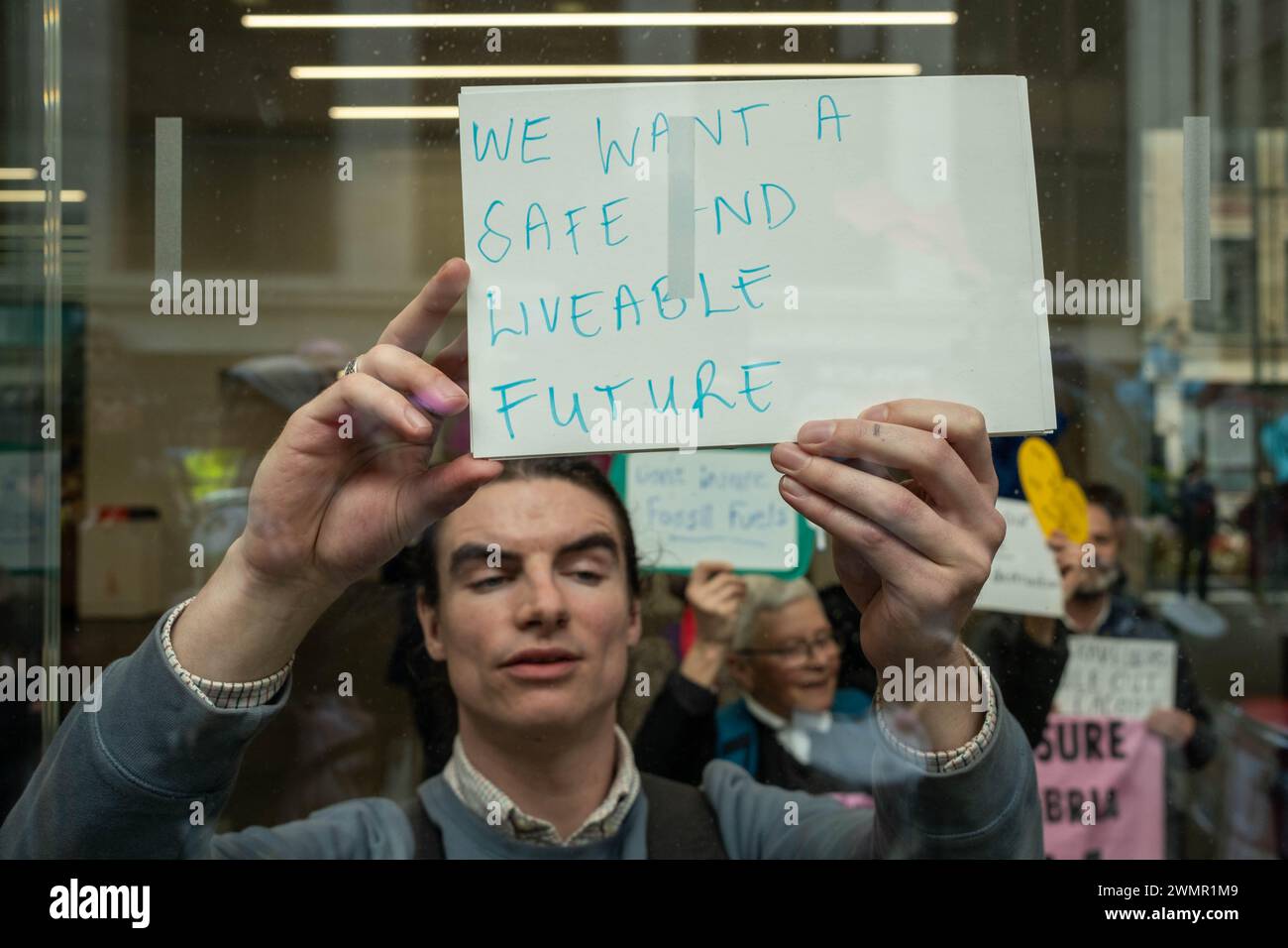 London, UK, 27. Februar 2024, Versichern Sie Sich Unsere Zukünftige Rallye & March. Extinction Rebellion Protest durch die Straßen der City of London. Die Demonstranten halten an und besetzen die Büros der Versicherungsgesellschaften, die sie für die Unterstützung der fossilen Brennstoffindustrie verantwortlich machen. Kredit: James Willoughby Stockfoto