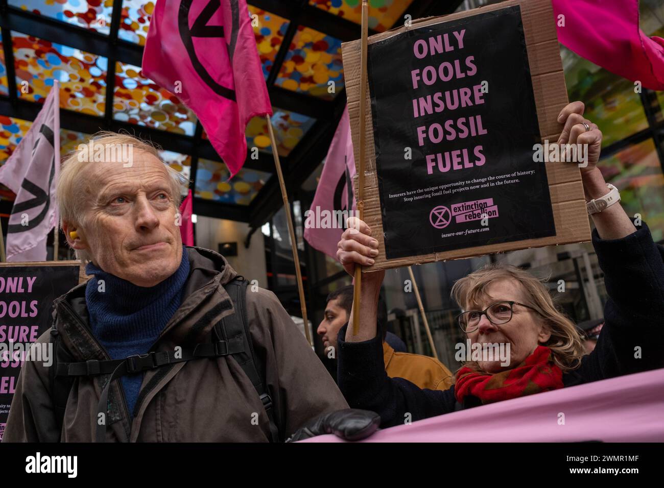 London, UK, 27. Februar 2024, Versichern Sie Sich Unsere Zukünftige Rallye & March. Extinction Rebellion Protest durch die Straßen der City of London. Die Demonstranten halten an und besetzen die Büros der Versicherungsgesellschaften, die sie für die Unterstützung der fossilen Brennstoffindustrie verantwortlich machen. Kredit: James Willoughby Stockfoto