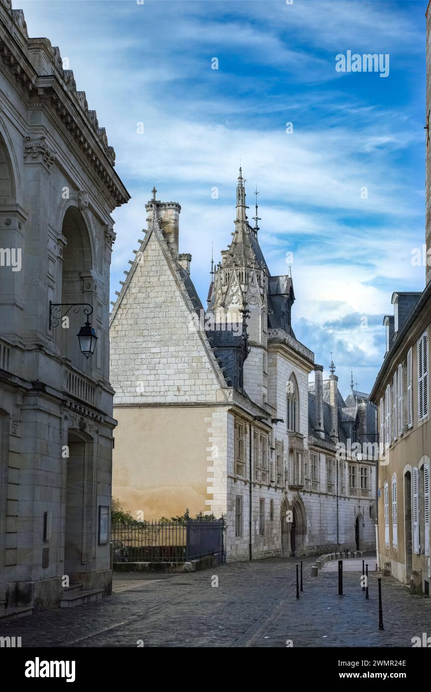 Bourges, mittelalterliche Stadt in Frankreich, alte Häuser im historischen Zentrum Stockfoto
