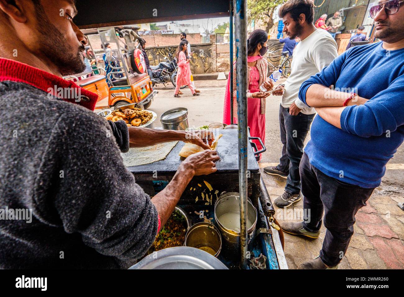 Straßenverkäufer, die in Indien Lebensmittel, Tee und Snacks verkaufen Stockfoto