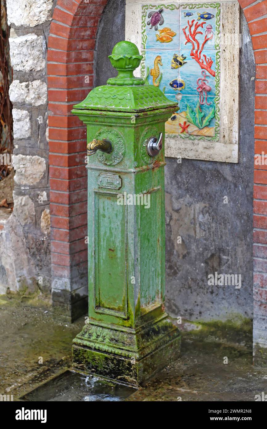 Capri, Italien - 26. Juni 2014: Grüner Öffentlicher Trinkwasserbrunnen Mit Keramikfliesen Dekor Meerestiere. Stockfoto