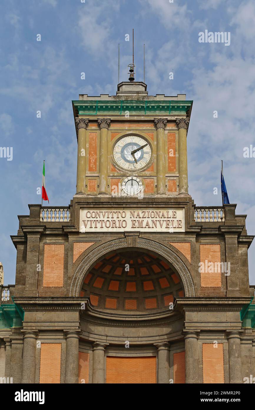 Neapel, Italien - 25. Juni 2014: Historisches Gebäude Convitto Nazionale Vittorio Emanuele an der Piazza Dante Sommertag. Stockfoto