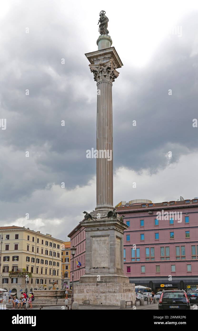 Rom, Italien - 30. Juni 2014: Friedenssäule auf dem Maggiore-Platz in der Hauptstadt bewölkter Sommertagsausflug. Stockfoto