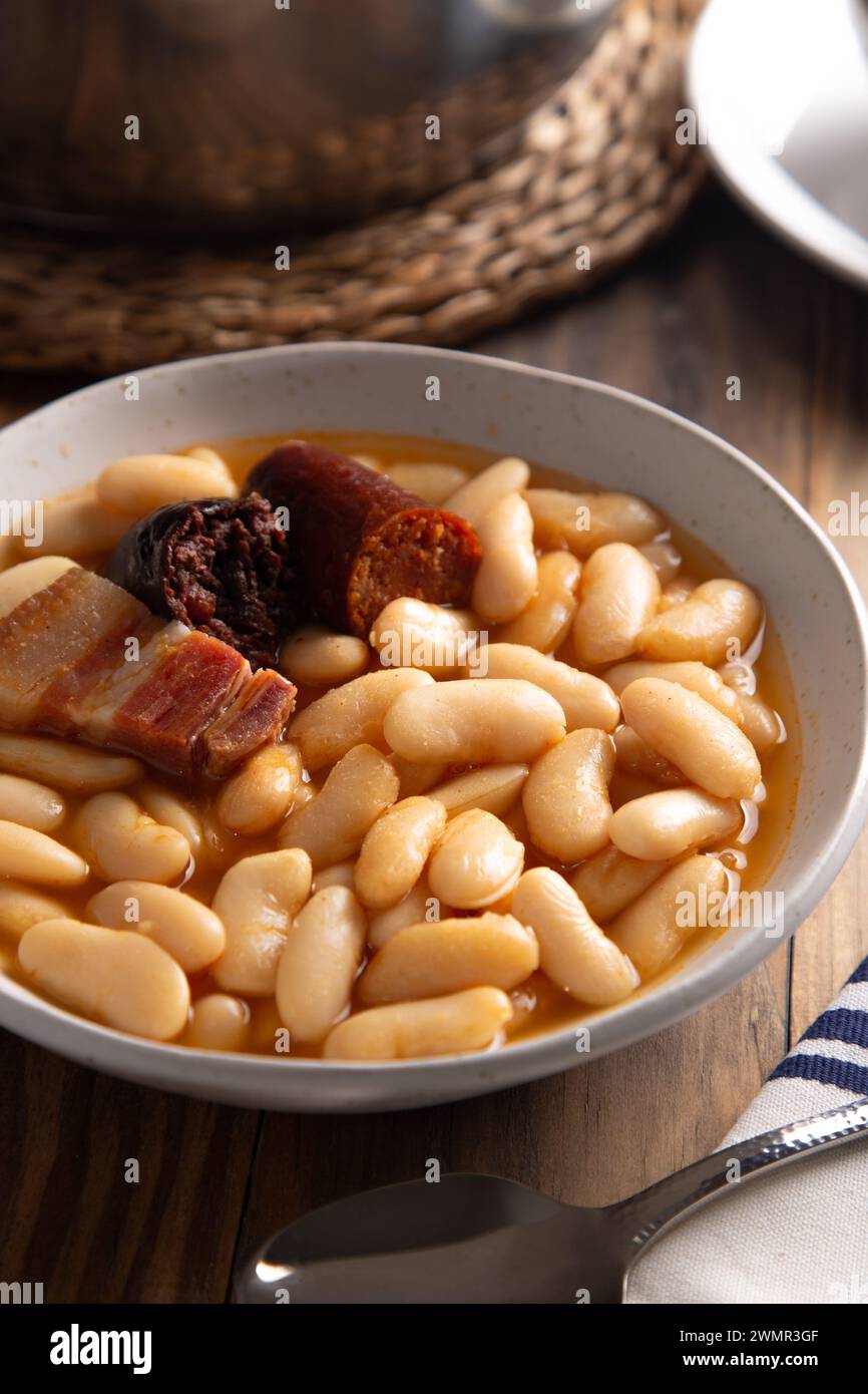 Hausgemachte traditionelle spanische Fabada aus der Region Asturien, ein Eintopf aus weißen Bohnen mit Chorizo, Blutwurst und Speck Stockfoto