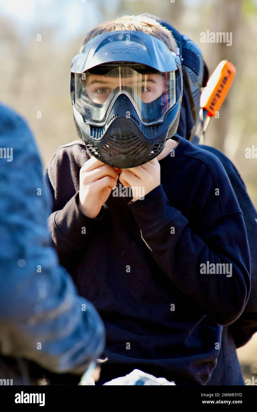 Loudoun County, Virginia, USA - 25. Februar 2024: Ein Paintballspieler passt seine Sicherheitsmaske an und bereitet sich auf ein Paintballspiel vor. Stockfoto