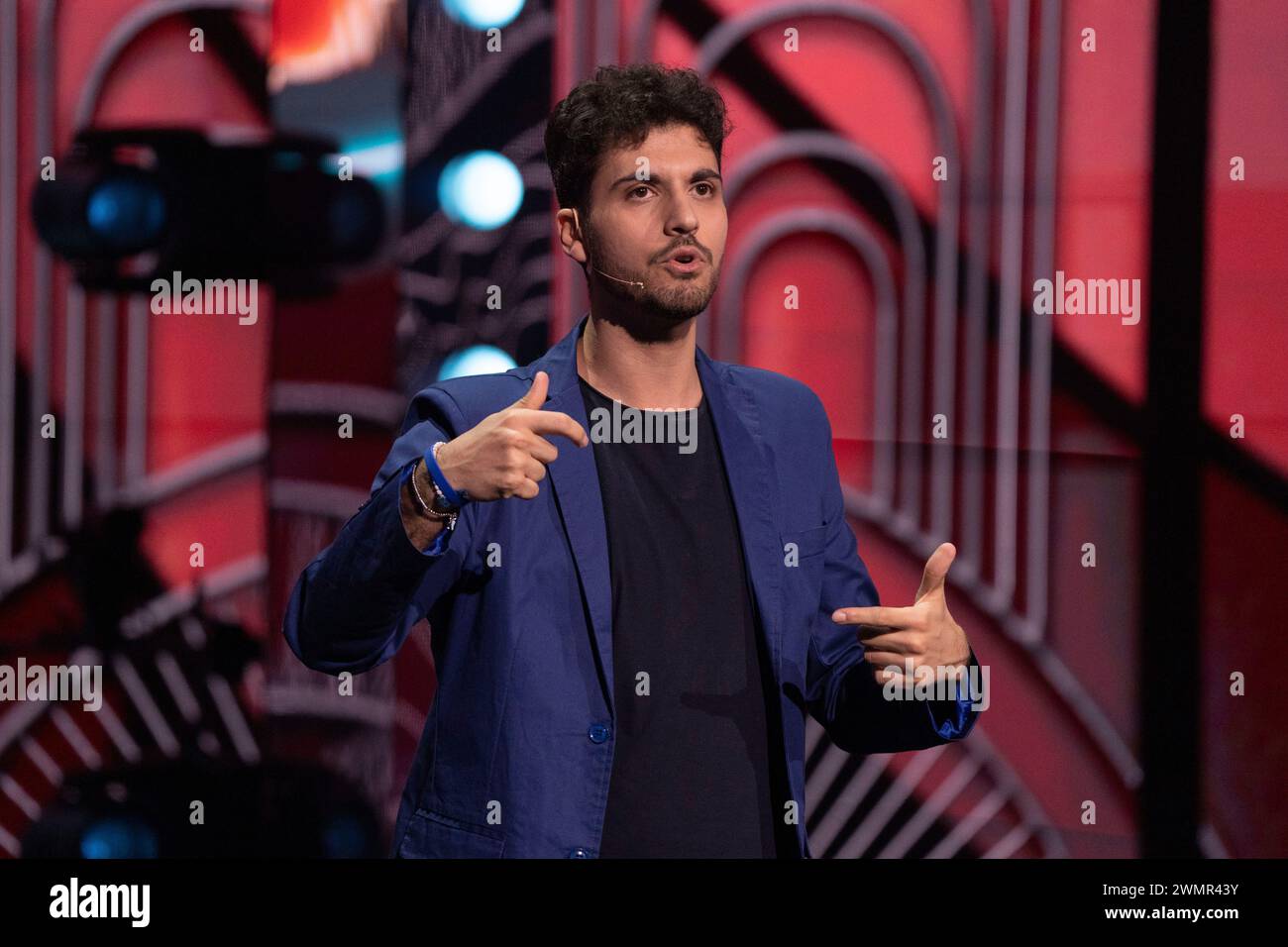 Vincenzo Comunale hat in der berühmten Comedy-Show „Mad in Italy“ im RAI-Auditorium von Neapel gesprochen. Stockfoto